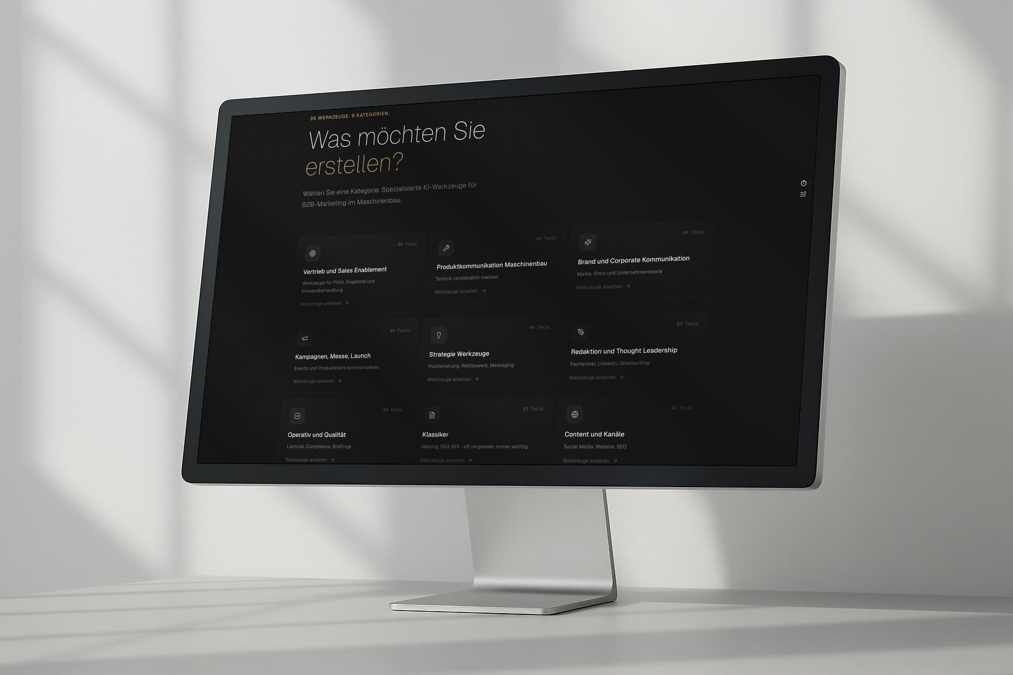 Die Haltwerk Werkbank auf einem Apple Studio Display – Marketing-Werkzeuge Übersicht